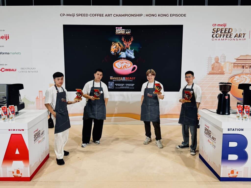 ผู้เข้ารอบสุดท้ายการแข่งขัน CP-Meiji Speed Coffee Art Championship ที่ ฮ่องกง ถือรางวัลยืนถ่ายรูปบนเวที