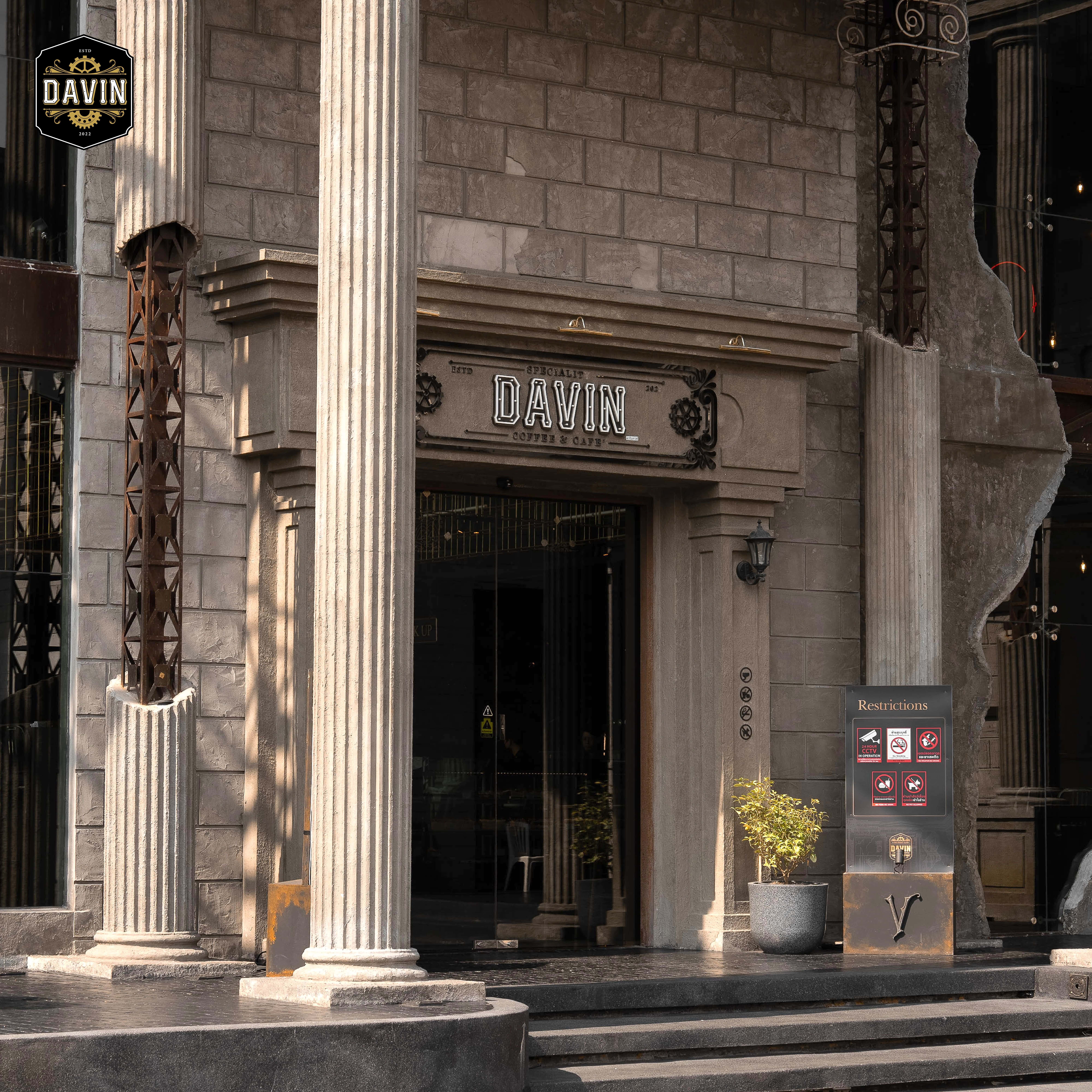 ทางเข้าร้าน Davin Cafe ที่มีสถาปัตยกรรมคลาสสิกโดดเด่นพร้อมเสาโรมันและป้ายชื่อร้าน