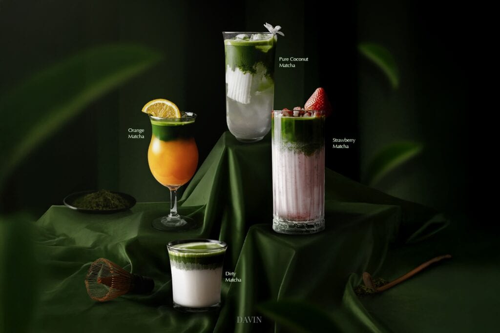 ภาพถ่ายโฆษณารวมเครื่องดื่มมัทฉะซิกเนเจอร์ 4 ชนิดของ Davin Cafe จัดวางบนผ้ากำมะหยี่สีเขียวเข้ม.