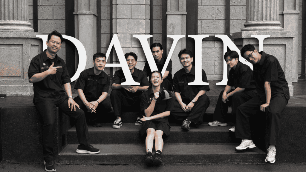 ภาพถ่ายหมู่พนักงานของ Davin Cafe ในชุดยูนิฟอร์มที่กำลังโพสท่าอยู่หน้าบันไดทางเข้าคาเฟ่.