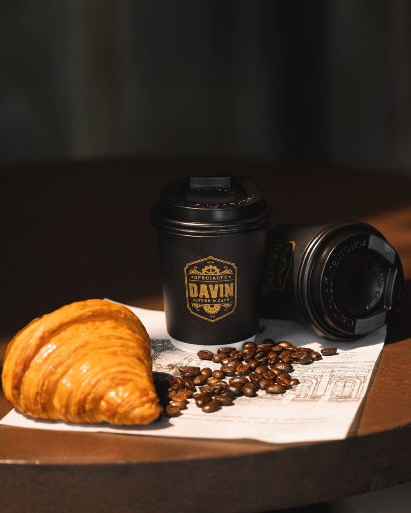 เบเกอรี่ครัวซองต์เนยสดสไตล์อาร์ทิซาน เสิร์ฟคู่กาแฟคุณภาพ เหมาะสำหรับทานคู่เครื่องดื่มและซื้อกลับ