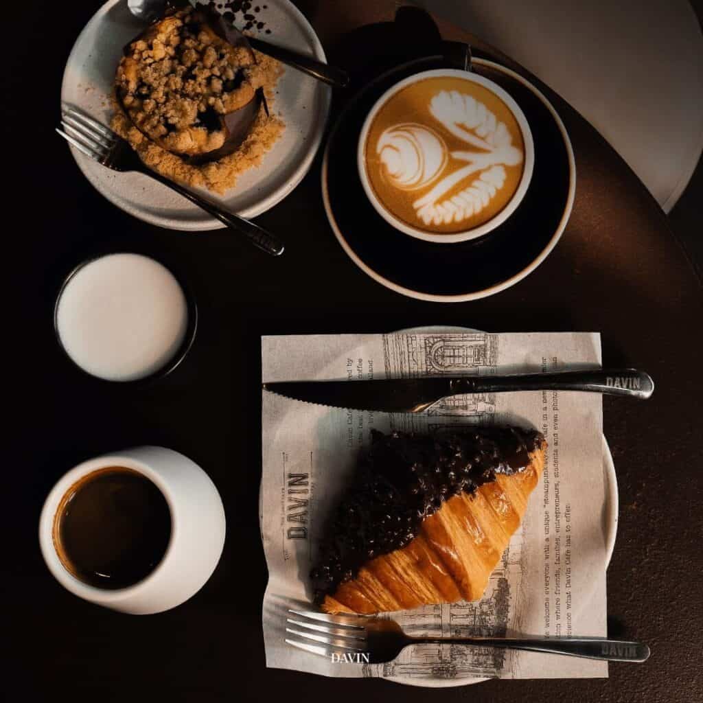 เบเกอรี่ครัวซองต์สไตล์โฮมเมดเสิร์ฟคู่กาแฟ ลาเต้อาร์ตและเอสเพรสโซ ในบรรยากาศคาเฟ่จริง