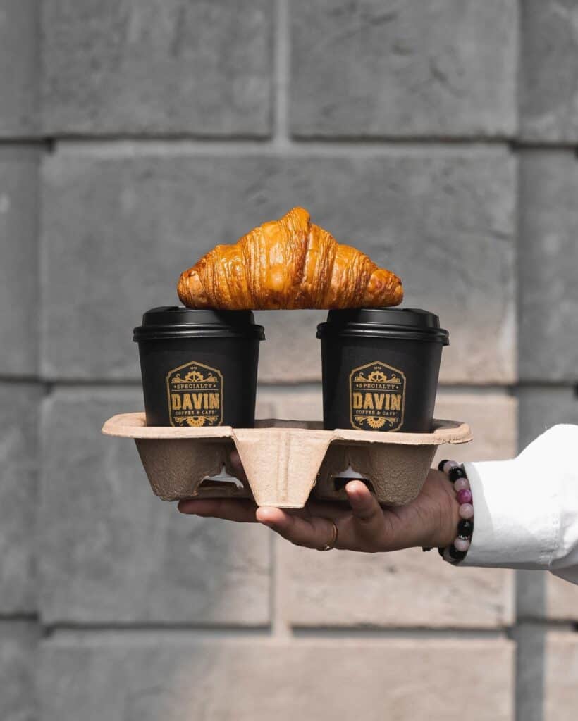 ครัวซองต์เบเกอรี่เนยสดสีทอง เสิร์ฟคู่กาแฟร้อนจาก Davin Cafe เหมาะสำหรับ Grab & Go และทานคู่เครื่องดื่ม