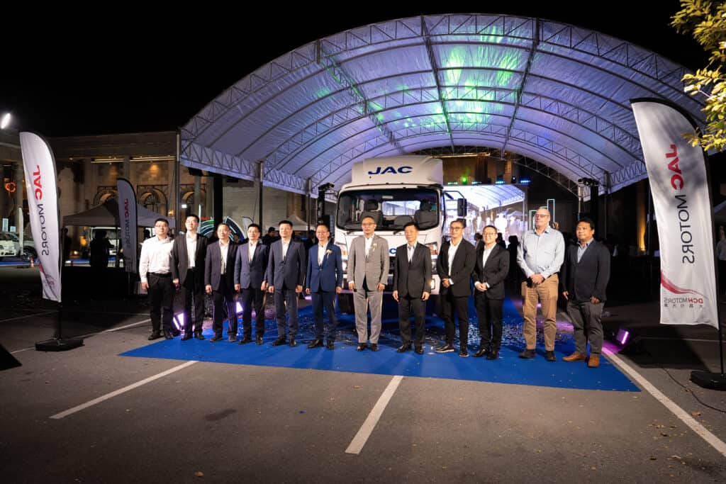 สถานที่จัดอีเว้นท์สำหรับงานเปิดตัวสินค้าและกิจกรรมองค์กร พร้อมเวที แสง สี เสียง และภาพถ่ายหมู่ผู้บริหารในบรรยากาศงานระดับมืออาชีพ