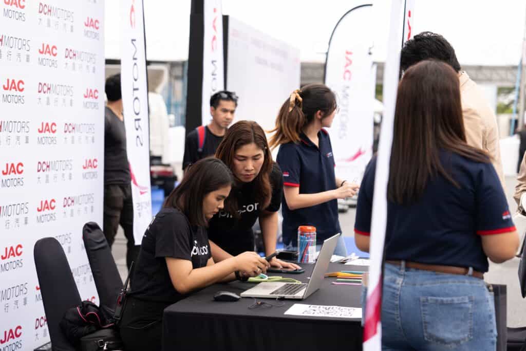 สถานที่จัดอีเว้นท์สำหรับงานองค์กรและกิจกรรมแบรนด์ พร้อมจุดลงทะเบียน บูธจัดแสดง และทีมงานมืออาชีพในงานจริง