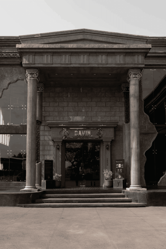 คาเฟ่ถ่ายรูปสวยสไตล์สถาปัตยกรรมยุโรปย่านรามอินทรา ด้านหน้า Davin Cafe โดดเด่นด้วยเสาหินและดีไซน์ดิบหรู เหมาะสำหรับถ่ายภาพคอนเทนต์และสายคาเฟ่ฮอปปิ้ง