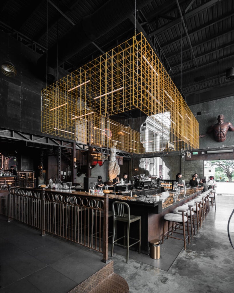 คาเฟ่ใกล้ฉัน รามอินทรา Davin Cafe ภายในร้านสไตล์อินดัสเทรียลหรู เคาน์เตอร์บาร์ยาว โครงเหล็กดีไซน์โดดเด่น บรรยากาศนั่งสบาย