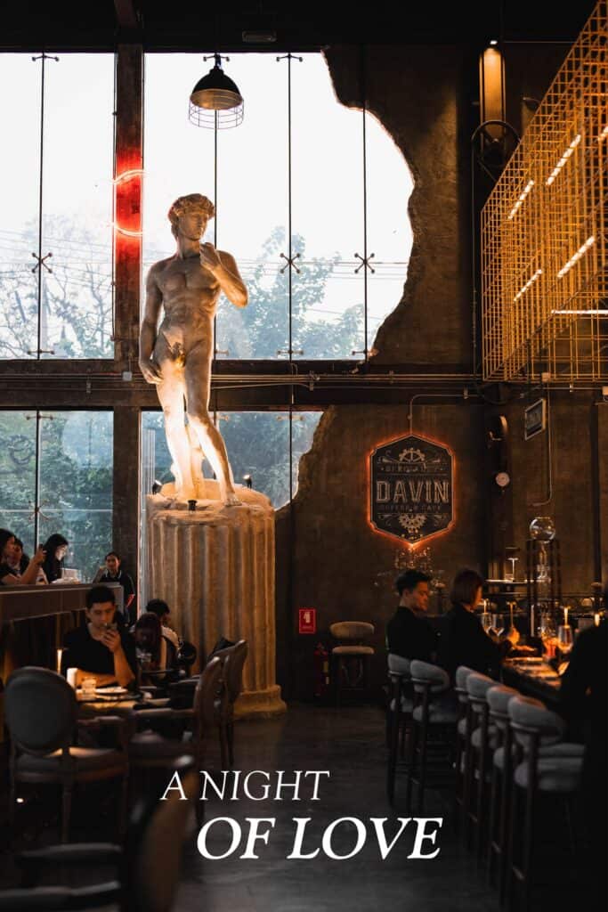 บรรยากาศดินเนอร์ยามค่ำคืนภายใน Davin Cafe ถ่ายทอดฟีลยุโรปคลาสสิก แสงไฟอบอุ่น เหมาะสำหรับดินเนอร์คู่รักและมื้อพิเศษที่เน้นประสบการณ์มากกว่าการทานอาหาร