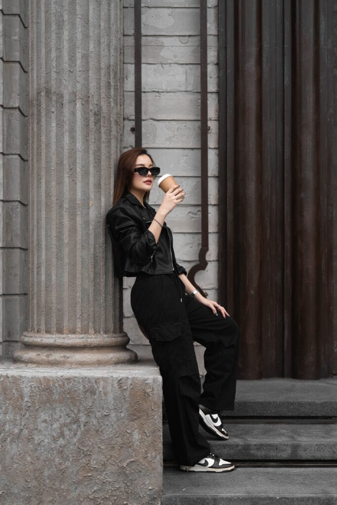 หญิงสาวถ่ายภาพไลฟ์สไตล์หน้าคาเฟ่ถ่ายรูปสวย สไตล์สถาปัตยกรรมดิบเท่ของ Davin Cafe เหมาะสำหรับสายคอนเทนต์และคาเฟ่ฮอปปิ้ง
