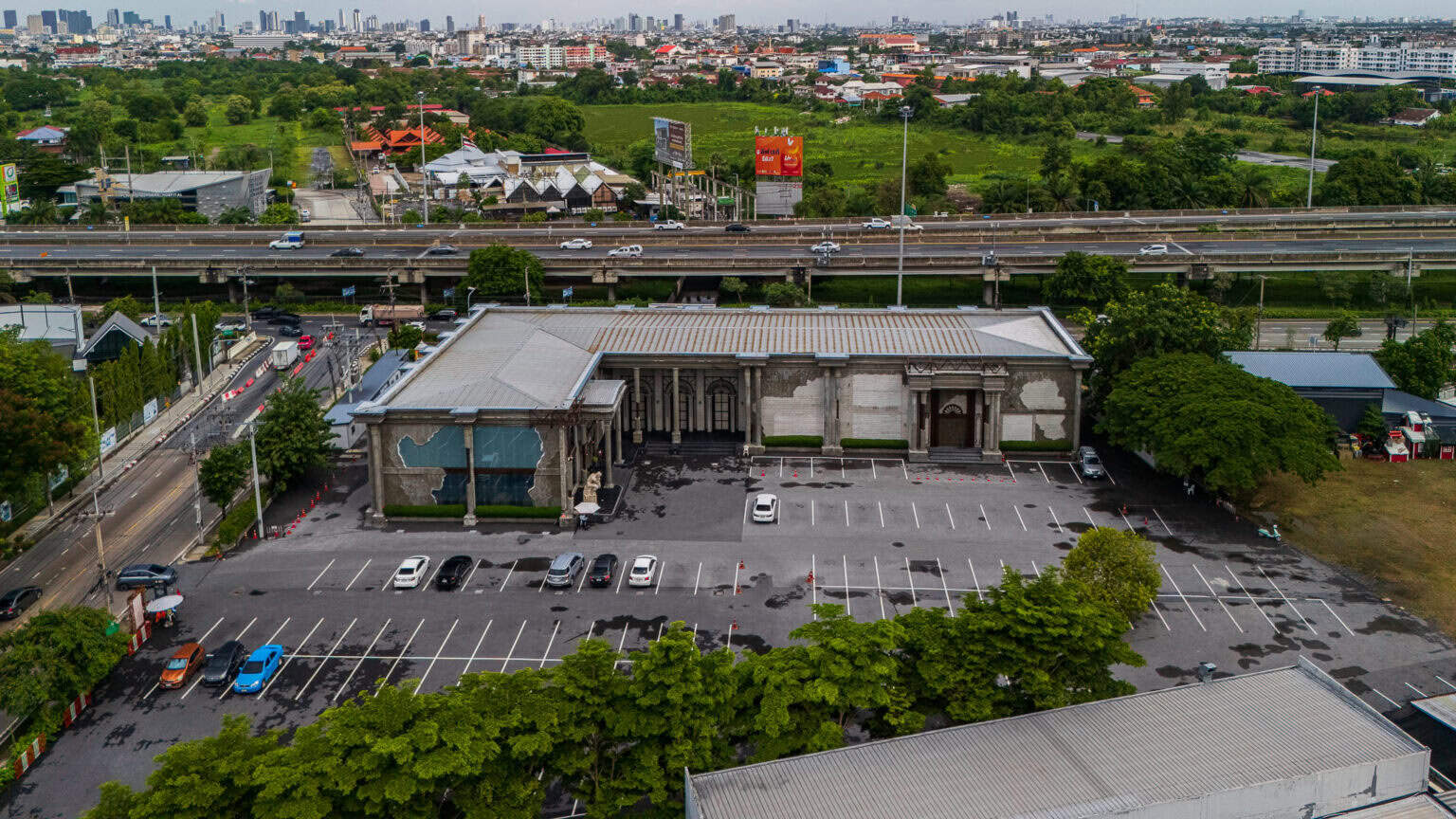 ภาพมุมสูงร้านกาแฟเลียบด่วน รามอินทรา Davin Cafe อาคารสไตล์ยุโรปติดถนนใหญ่ ใกล้ทางด่วน มีลานจอดรถกว้างรองรับลูกค้าได้จำนวนมาก