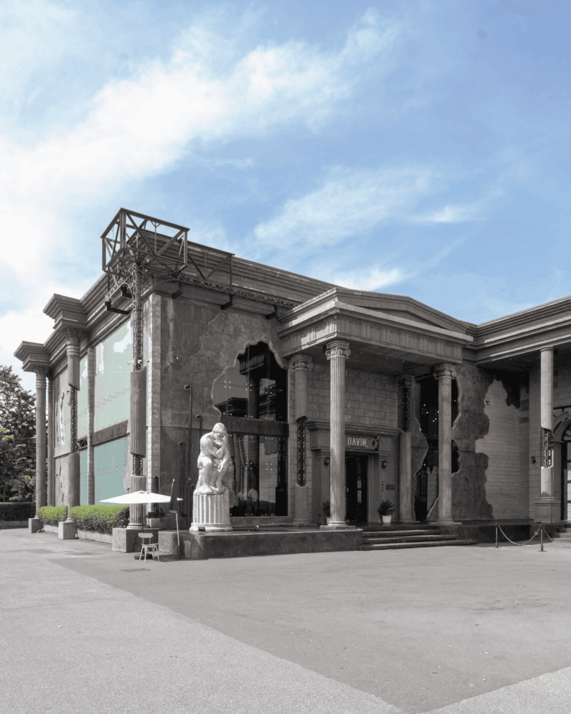 ด้านหน้าร้านกาแฟเลียบด่วน รามอินทรา Davin Cafe อาคารสไตล์ยุโรปโดดเด่นคล้ายแลนด์มาร์ค เห็นชัดจากถนนใหญ่ เดินทางสะดวกและมีที่จอดรถ