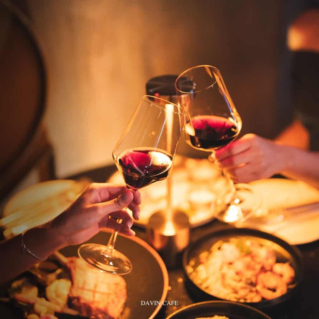 Romantic evening wine and dinner atmosphere at Davin Cafe, a coffee shop along Liab Duan Ramintra in Bangkok, ideal for date nights and special occasions
