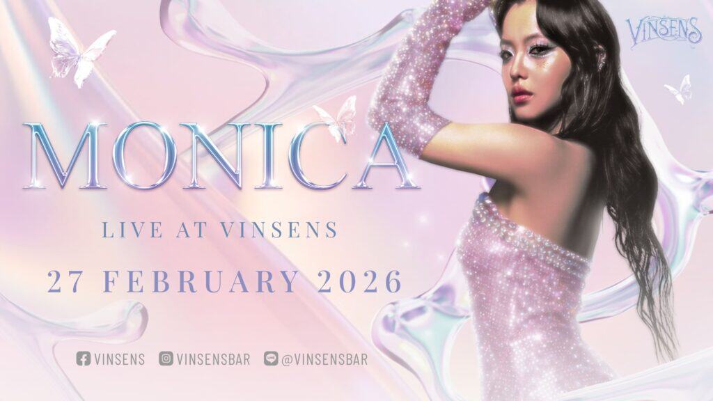 โปสเตอร์โปรโมตงานคอนเสิร์ตสุดพิเศษ "Monica Live at Vinsens" ซึ่งศิลปิน Monica จะมาแสดงสดในวันที่ 27 กุมภาพันธ์ 2026 ที่ Vinsens Bar โดยในภาพเธอสวมชุดเดรสเลื่อมสีชมพูเปล่งประกายท่ามกลางฉากหลังโทนสีพาสเทล
