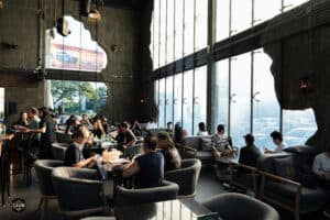 เบเกอรี่และเครื่องดื่มในร้าน Davin Cafe บรรยากาศสบาย ๆ พร้อมวิวหน้าต่างกว้างขวาง.