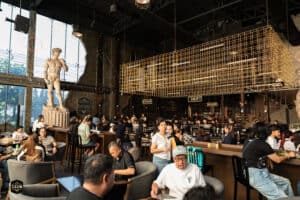 บรรยากาศร้าน Davin Cafe สไตล์โมเดิร์น พร้อมลูกค้าสนุกสนานในงานอีเวนต์ The First Ultimate เที่ยวสุดโล.