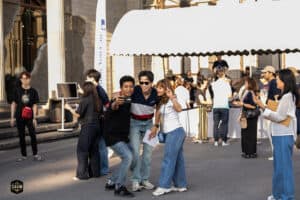 ถ่ายภาพกลุ่มคนสนุกสนานที่งานอีเวนต์ที่ Davin Cafe ในบรรยากาศกลางแจ้ง.