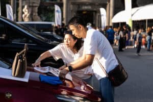 ดาริน คาเฟ่ บนถนนในงานอีเวนต์กับผู้คนและรถยนต์ในบรรยากาศสนุกสนาน.