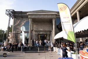 ป้ายกิจกรรมและผู้คนที่เข้าร่วมงานที่ร้าน Davin Cafe ในงานอีเวนต์ The First Ultimate เที่ยวสุดโลก 202.