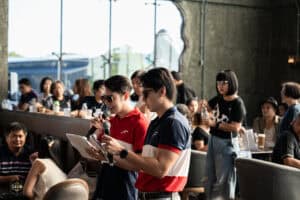 กลุ่มคนในงานอีเวนต์ที่ร้าน Davin Cafe ในบรรยากาศสบายๆและเป็นกันเอง.