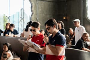 บรรยากาศงานอีเวนต์ที่ Davin Cafe กับผู้เข้าร่วมสนุกสนานและถ่ายภาพในงาน The First Ultimate เที่ยวสุดโ.