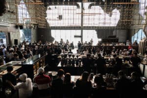 ดินเนอร์ในบรรยากาศร้านกาแฟ Davin Cafe พร้อมผู้คนจำนวนมากในงานอีเวนต์สุดพิเศษ.