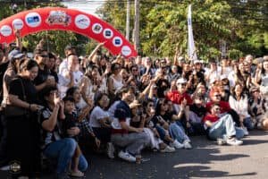 ผู้คนร่วมกิจกรรมในงานอีเวนต์ที่ถนน หน้าร้าน Davin Cafe ในบรรยากาศสนุกสนานและเป็นกันเอง.