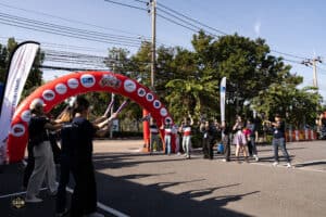 ถ่ายภาพกิจกรรมงานอีเวนต์ที่มีผู้คนร่วมสนุกสนานในงาน "The First Ultimate เที่ยวสุดโลก" ที่ Davin Cafe.