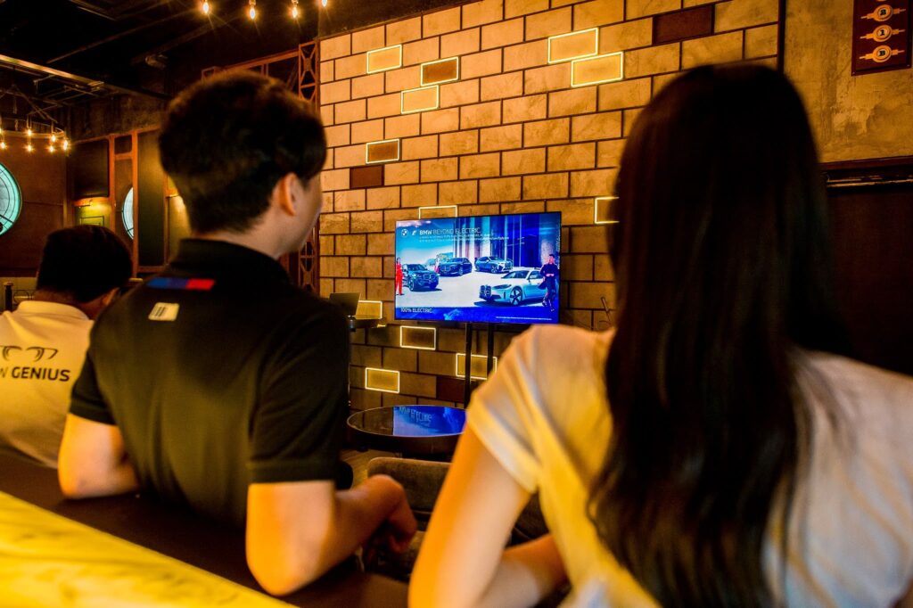 สถานที่จัดสัมมนา ผู้เข้าร่วมกำลังรับชมพรีเซนเทชันบนหน้าจอใน Davin Cafe ซึ่งเป็น meeting venue Bangkok สำหรับงานสัมมนาและอีเวนต์องค์กร