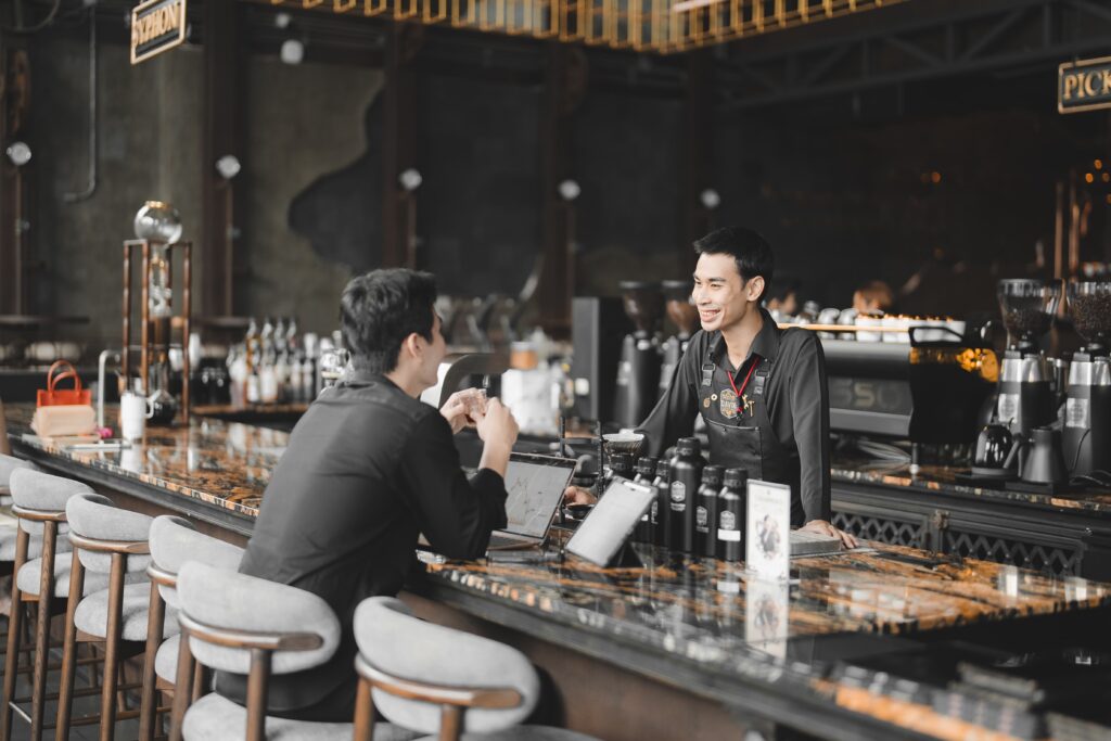 ร้านกาแฟ กรุงเทพ Davin Cafe บาริสต้ากำลังพูดคุยกับลูกค้าที่เคาน์เตอร์ สร้างประสบการณ์ coffee shop Bangkok ที่เป็นกันเองและน่าประทับใจ