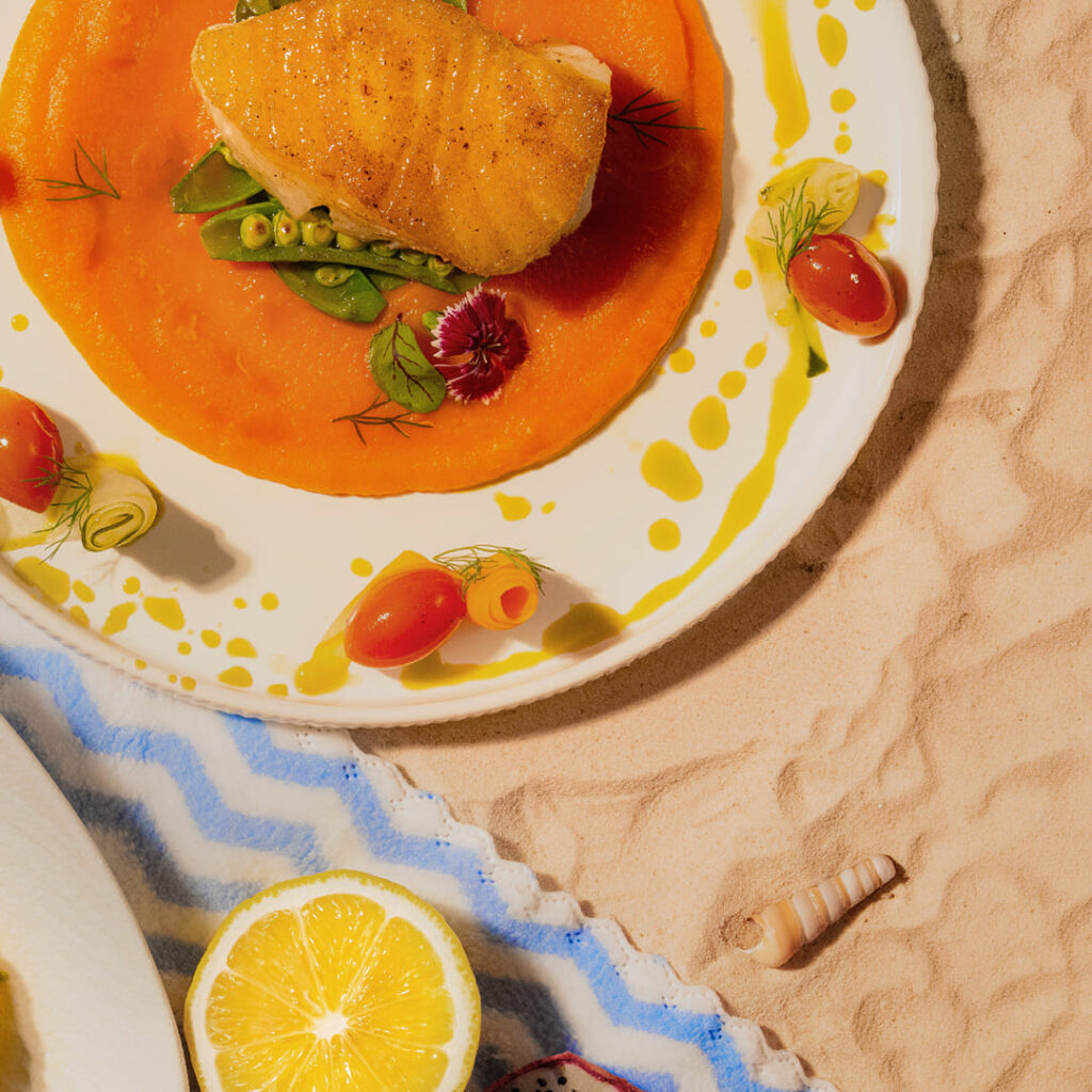 เครื่องดื่ม 'Sunset surrender' เมนูซัมเมอร์รสชาติสดชื่นสีเหลืองสดใส เสิร์ฟในแก้ว Takeaway DAVIN สีทอง พร้อมให้คุณถือไปถ่ายรูปสวยๆ หรือดื่มระหว่างเดินทางรับซัมเมอร์