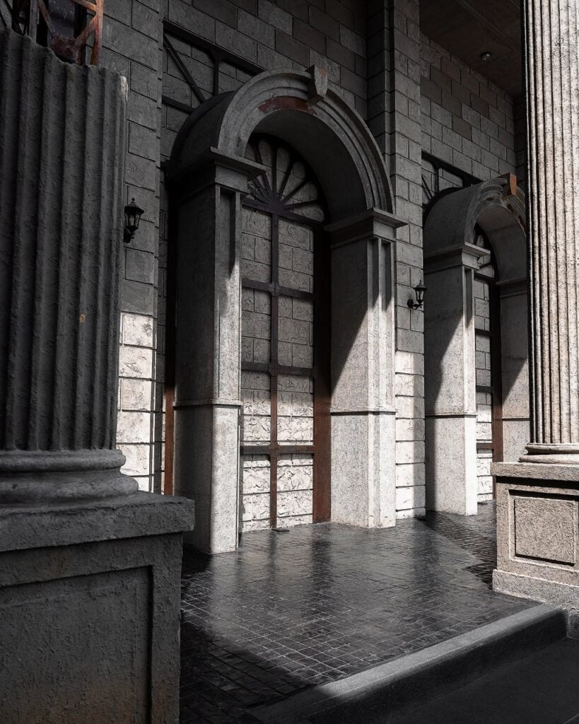 รายละเอียดสถาปัตยกรรมด้านหน้าของ Davin Cafe ร้านกาแฟสวย ๆ ในกรุงเทพที่ออกแบบด้วยเสาหินและซุ้มประตูสไตล์ยุโรป ให้บรรยากาศเหมือนแลนด์มาร์กคาเฟ่สำหรับคนที่ชื่นชอบร้านกาแฟดีไซน์โดดเด่น