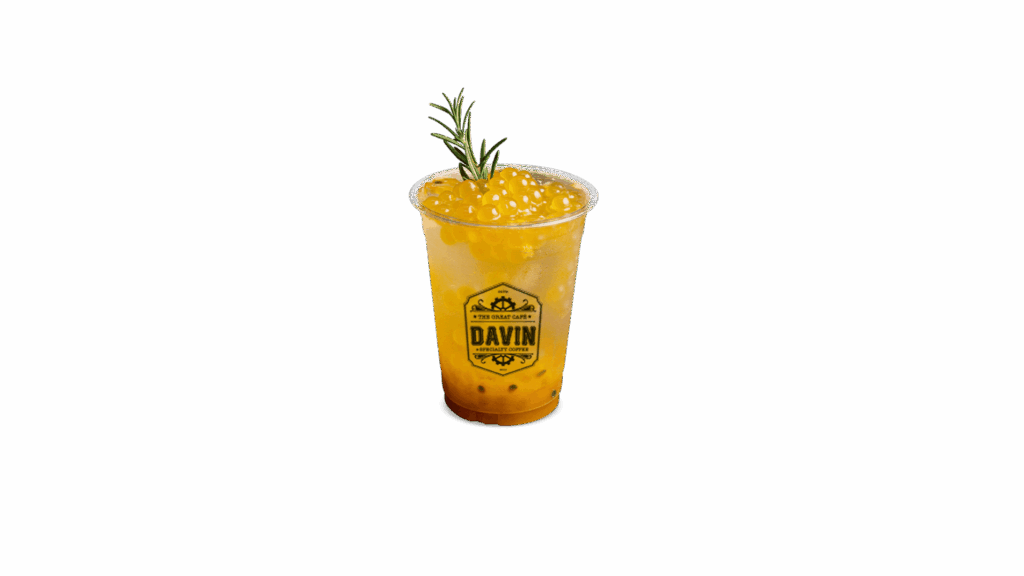 เมนู PASSION FRUIT REFRESHER จาก DAVIN CAFE คาเฟ่เครื่องดื่มสดชื่น เสาวรสโซดารสเปรี้ยวหวานสดใส ท็อปด้วยไข่มุกเสาวรสสีทองและโรสแมรี่ เหมาะสำหรับสายคาเฟ่และคนรักเครื่องดื่มทรอปิคอล