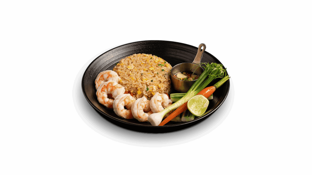 เมนู SHRIMP FRIED RICE จาก DAVIN CAFE ร้านอาหารในกรุงเทพ ข้าวผัดกุ้งเนื้อเด้งผัดหอมในกระทะ เสิร์ฟพร้อมผักสด มะนาว และน้ำปลาพริก รสชาติกลมกล่อมสไตล์ไทย เป็นเมนูร้านอาหารยอดนิยมในกรุงเทพที่ทั้งอร่อยและเข้าถึงง่าย