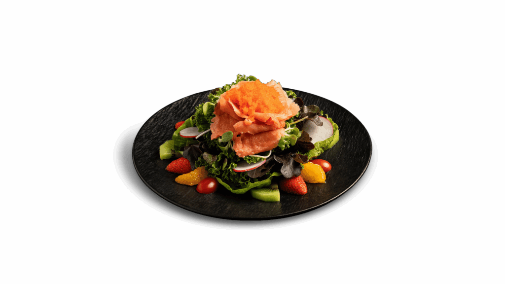 เมนู SMOKED SALMON SALAD จาก DAVIN CAFE ร้านอาหารในกรุงเทพ สลัดแซลมอนรมควันคุณภาพพรีเมียม เสิร์ฟพร้อมผักสด ผลไม้ และไข่ปลา ให้รสชาติสดชื่นและหรูหรา เหมาะสำหรับคนรักสุขภาพที่มองหาร้านอาหารในกรุงเทพ