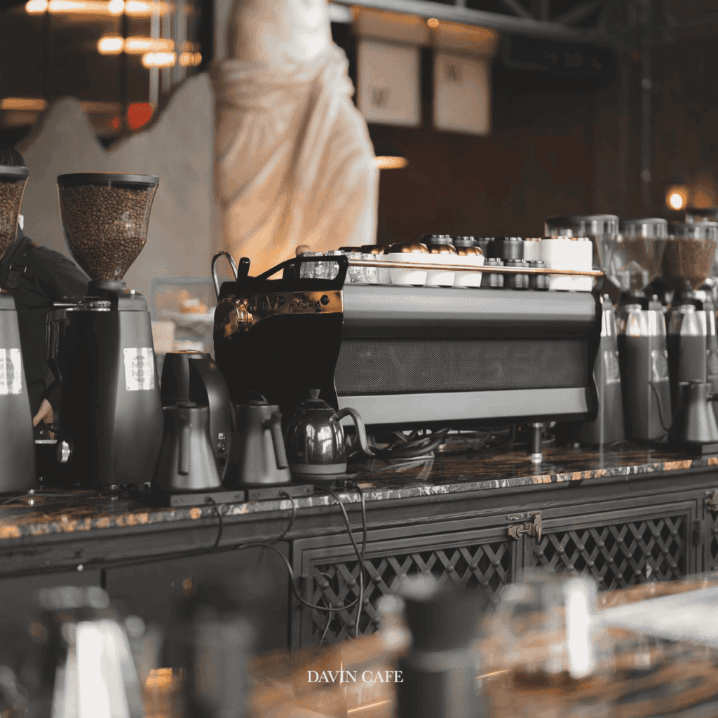 ลาเต้อาร์ต เคาน์เตอร์บาร์กาแฟพร้อมเครื่องชงเอสเปรสโซและอุปกรณ์สเปเชียลตี้สำหรับสร้างลาเต้อาร์ตในคาเฟ่พรีเมียม