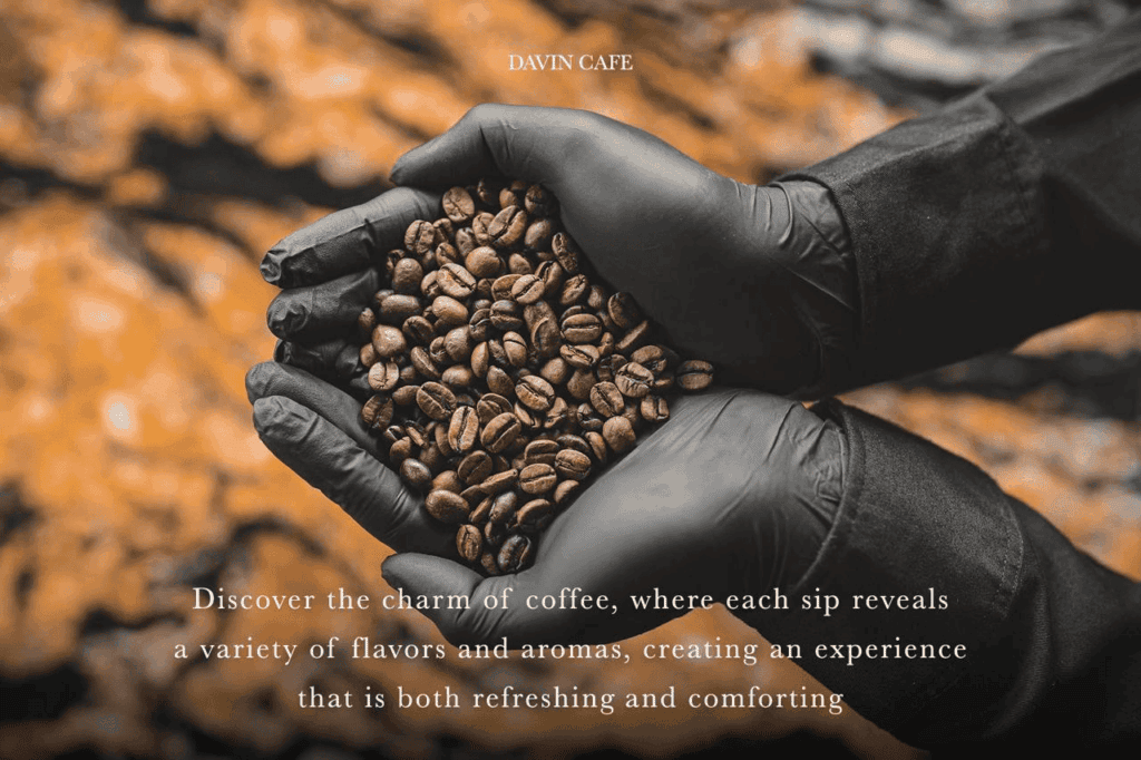 ถุงเมล็ดกาแฟสดในมือคนใส่ถุงมือดำ สร้างบรรยากาศการคั่วกาแฟคุณภาพสูงที่ Davin Cafe.