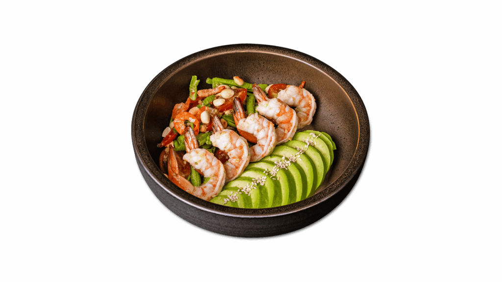 เมนู SPICY AVOCADO SALAD จาก DAVIN CAFE ร้านอาหารในกรุงเทพ สลัดอะโวคาโดเนื้อเนียนเสิร์ฟพร้อมกุ้งสด ผักสด และซอสเผ็ดรสจัดจ้าน เมนูสุขภาพยอดนิยมของร้านอาหารในกรุงเทพที่ผสมผสานความสดใหม่และรสชาติแบบพรีเมียม