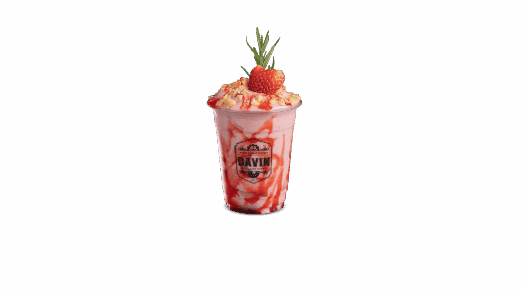 เมนู STRAWBERRY CHEESECAKE จาก DAVIN CAFE คาเฟ่สุดฮิต เครื่องดื่มสตรอว์เบอร์รีชีสเค้กปั่นเนื้อเนียน หอมหวาน เปรี้ยวสดชื่น ท็อปด้วยครีมชีสและครัมเบิล เพิ่มความพรีเมียมสไตล์คาเฟ่