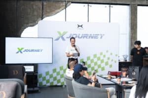 พิธีกรพูดในงาน X Journey ที่ Davin Cafe 19 กรกฎาคม 2025.