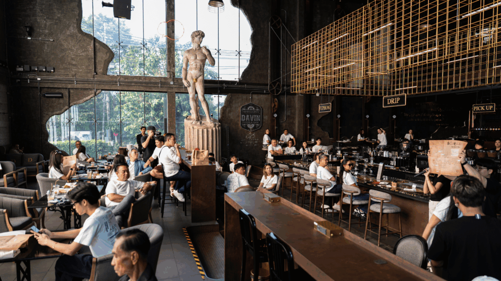 บรรยากาศภายใน DAVIN CAFE สถานที่จัดงานอีเว้นท์ดีไซน์ลักชัวรี ในงาน The Car Lovers Drive Quest 2026 พร้อมพื้นที่รองรับลูกค้าจำนวนมาก เหมาะสำหรับจัดงานอีเว้นท์ระดับพรีเมียม indoor event venue ที่โดดเด่น