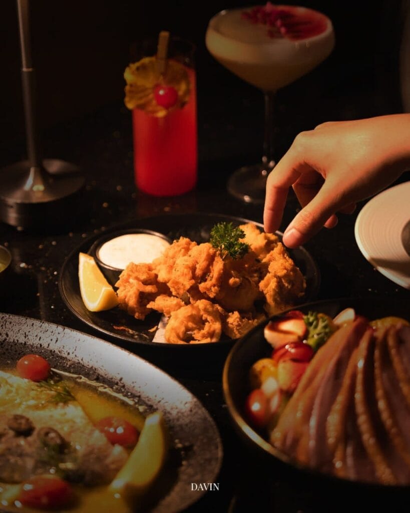 เมนูดินเนอร์หลากหลายพร้อมเครื่องดื่มค็อกเทลในบรรยากาศอบอุ่นของ DAVIN CAFE ร้านดินเนอร์ บรรยากาศดี เหมาะสำหรับการสังสรรค์และดินเนอร์ยามค่ำคืนอย่างมีสไตล์