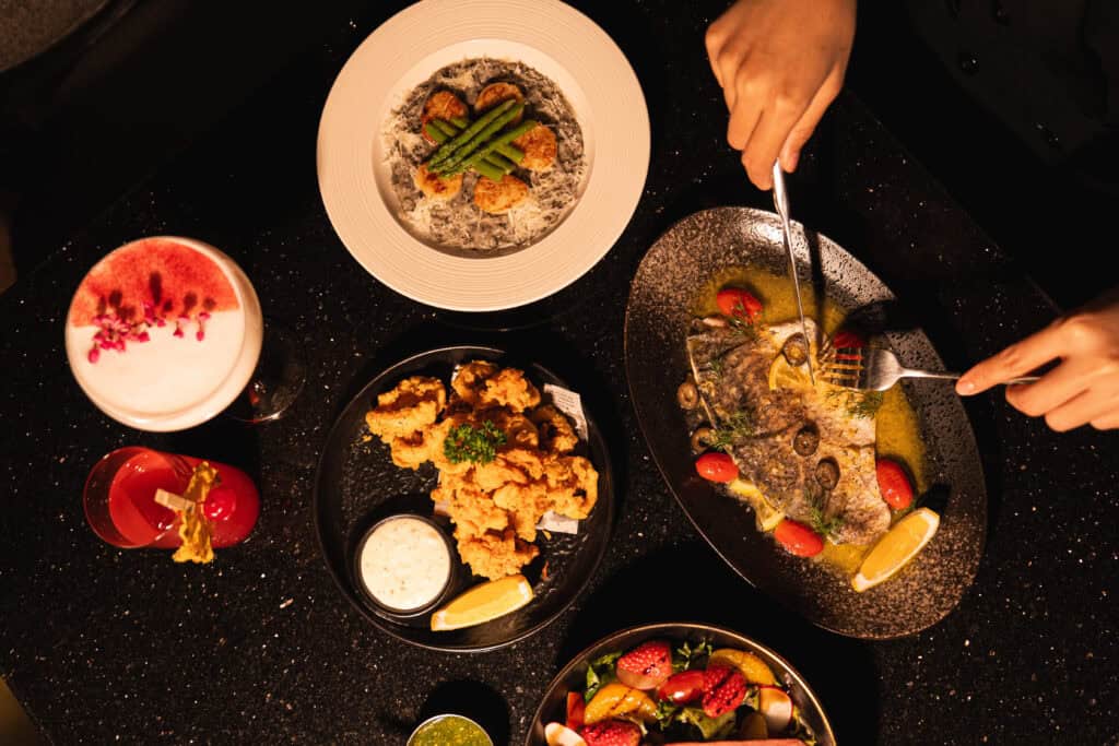 ชุดอาหารดินเนอร์สุดพรีเมียมที่ DAVIN CAFE ร้านดินเนอร์ บรรยากาศดี เสิร์ฟครบทั้งซีฟู้ด สเต็ก ของทอด และค็อกเทล เหมาะสำหรับมื้อค่ำสุดพิเศษในบรรยากาศหรูและอบอุ่น