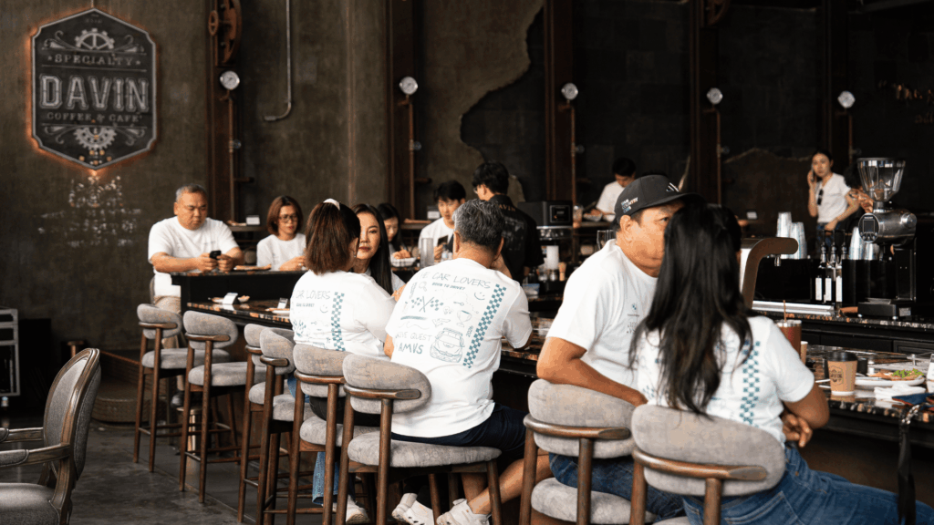 บรรยากาศโซนบาร์ภายใน DAVIN CAFE สถานที่จัดงานอีเว้นท์ระดับพรีเมียมในงาน The Car Lovers Drive Quest 2026 พร้อมลูกค้าที่เข้าร่วมกิจกรรม แสดงศักยภาพ indoor event venue และ cafe event space สำหรับงานไลฟ์สไตล์