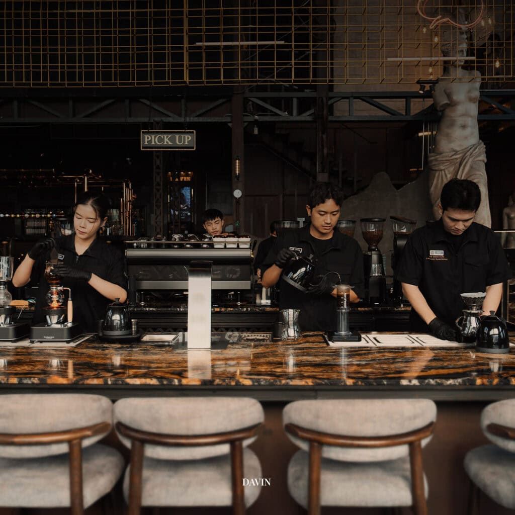 ทีมบาริสต้ากำลังชงกาแฟอย่างพิถีพิถันภายใน DAVIN CAFE คาเฟ่ เลียบด่วน ด้วยอุปกรณ์ระดับมืออาชีพและขั้นตอนการชงที่สะท้อนคุณภาพของร้านสายสเปเชียลตี้