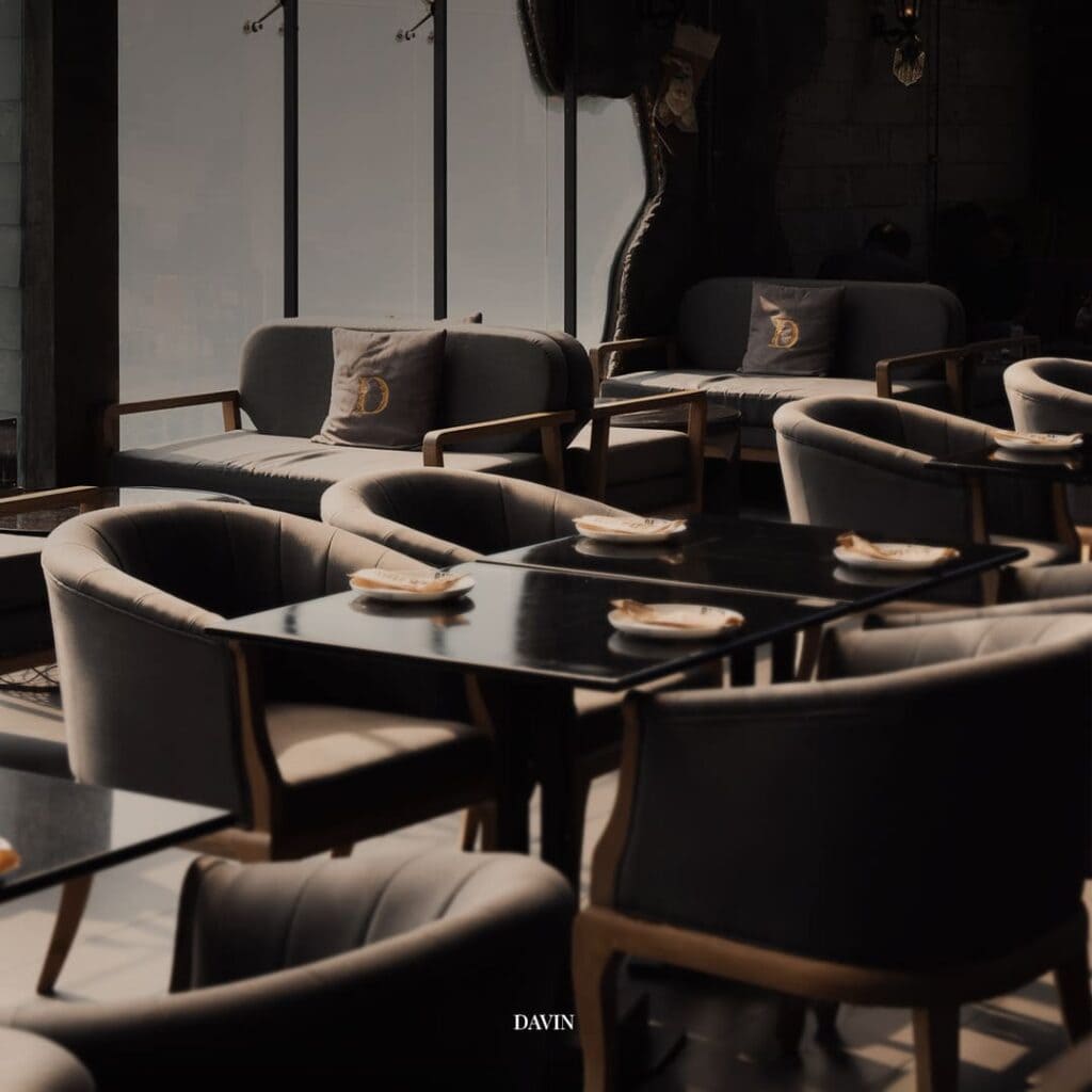 Cozy seating area at DAVIN CAFE, a stylish liap duan cafe in Bangkok, featuring soft natural lighting, modern furnishings, and a calm ambiance ideal for casual meetings and relaxed coffee moments