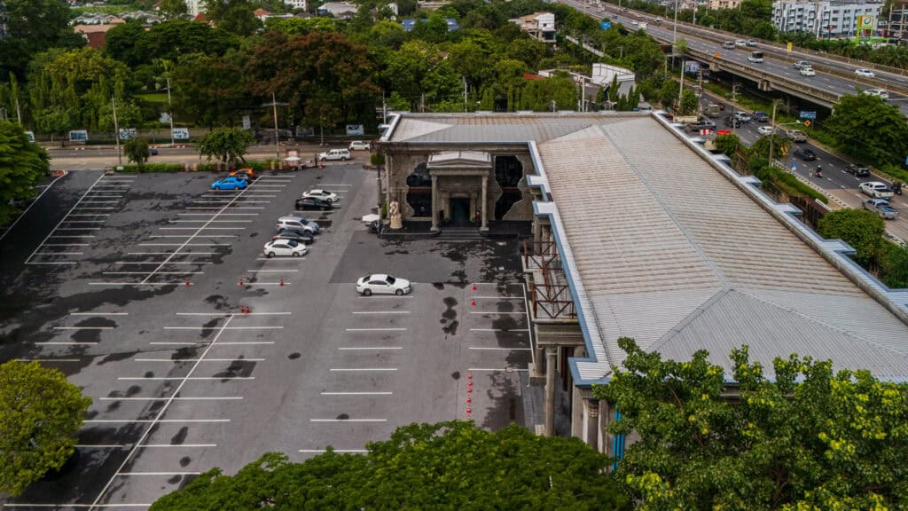 Aerial view of DAVIN CAFE, a well-known liap duan cafe in Bangkok, highlighting spacious parking, easy access, and a convenient location for visitors seeking a premium café experience