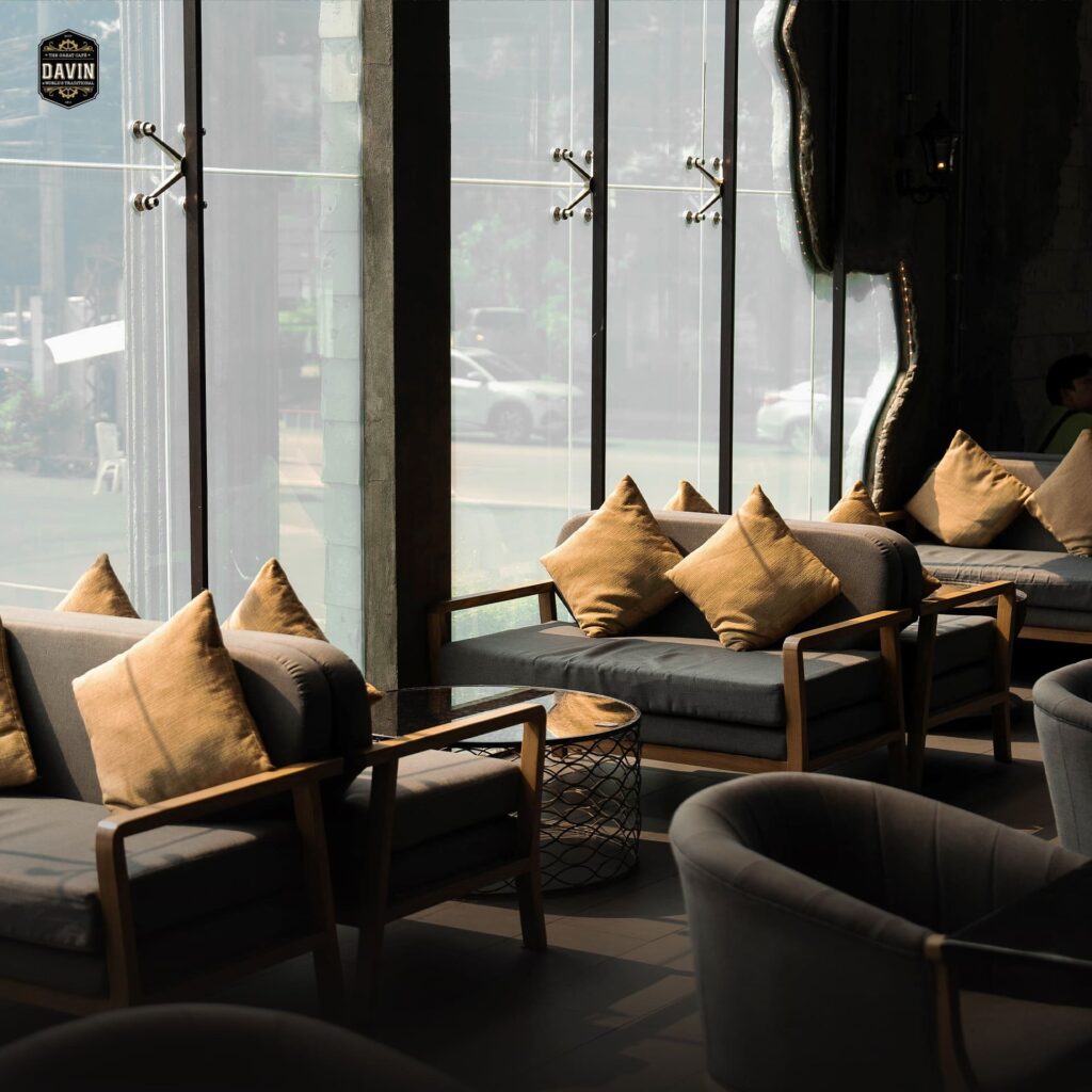 DAVIN CAFE คาเฟ่นั่งทำงานโซนหน้าต่าง แสงธรรมชาติ เงียบสงบ พร้อมโซฟานั่งสบาย เหมาะสำหรับ work cafe ทำงาน อ่านหนังสือ และโฟกัสได้เต็มที่ในบรรยากาศพรีเมียม
