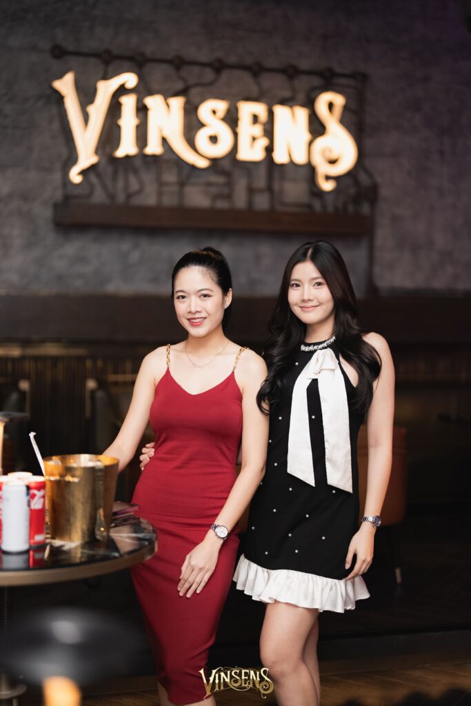 ลูกค้ากำลังเพลิดเพลินกับช่วงเวลาสังสรรค์ภายในร้าน Vinsens ร้านนั่งชิล รามอินทรา บรรยากาศอบอุ่นและเป็นกันเอง เหมาะสำหรับการนั่งดื่ม พูดคุย และใช้เวลาคุณภาพในยามค่ำคืน