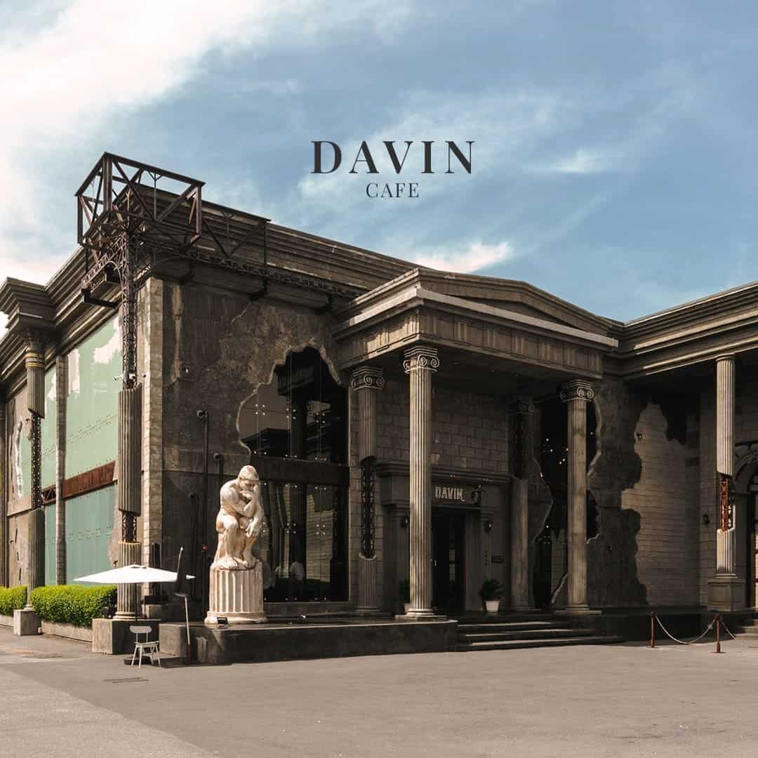 ด้านหน้า DAVIN CAFE คาเฟ่และร้านกาแฟ Espresso สไตล์พรีเมียมในกรุงเทพ โดดเด่นด้วยสถาปัตยกรรมสุดหรูสำหรับสาย Specialty Coffee และคนรักเอสเปรสโซ่ตัวจริง