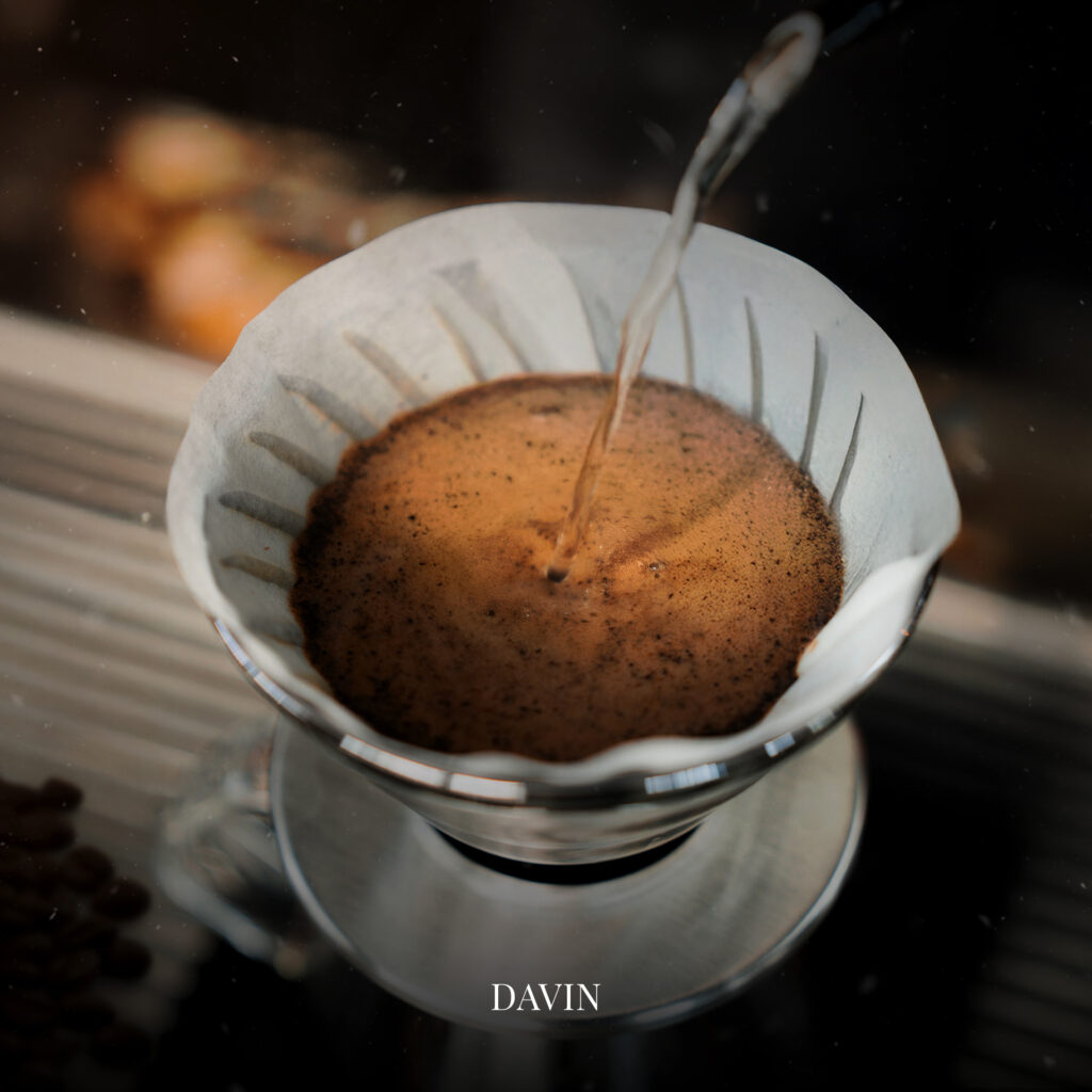 ขั้นตอนการดริปกาแฟแบบพิถีพิถันของ Davin Cafe ร้านกาแฟ กรุงเทพ ที่ให้ความสำคัญกับรสชาติ กลิ่นหอม และประสบการณ์การดื่มกาแฟคุณภาพในบรรยากาศคาเฟ่ที่เหมาะทั้งการพักผ่อนและมื้อพิเศษ
